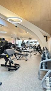 een fitnessruimte met meerdere rijen hometrainers in een kamer bij Jetsmark Idrætscenter in Pandrup
