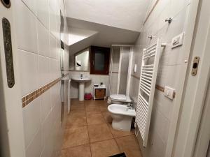 een badkamer met een toilet en een wastafel bij Particular apartment in San Benedetto del Tronto in San Benedetto del Tronto