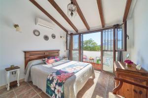 A bed or beds in a room at Finca Alcaparaín con Piscina en Caminito del Rey-Carratraca