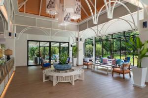 ein Wohnzimmer mit einem Tisch und Stühlen in der Unterkunft Avani Plus Koh Lanta Krabi Resort in Ko Lanta