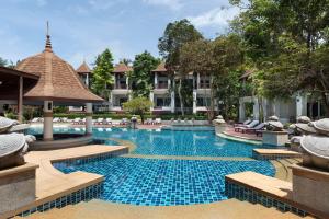 una imagen de una piscina en un complejo en Avani Plus Koh Lanta Krabi Resort, en Ko Lanta