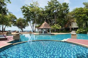 Der Swimmingpool an oder in der Nähe von Avani Plus Koh Lanta Krabi Resort