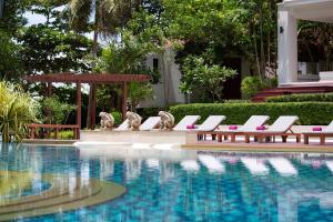 Der Swimmingpool an oder in der Nähe von Avani Plus Koh Lanta Krabi Resort