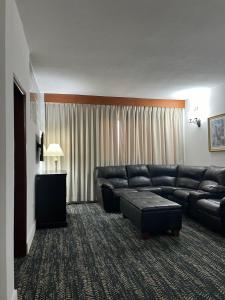 Punto FijoにあるHOTEL BRISAS PARAGUANÁのリビングルーム(ソファ、テーブル付)