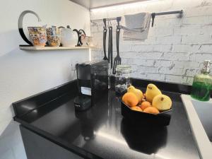 - un bol de fruits assis sur un comptoir de cuisine dans l'établissement Paradiso del sole 1, à Brusino Arsizio