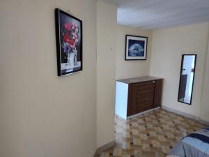 sypialnia z komodą i zdjęciem na ścianie w obiekcie Habitación Confortable frente al Hospital Regional Ramiro Priale w mieście Huancayo