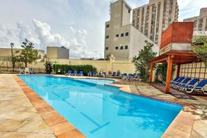 una gran piscina en la azotea de un edificio en Flat 2 Quartos - Rua Alvorada 1009, en São Paulo
