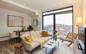 sala de estar con sofá y mesa en The Harlesden Escape - Spacious 3BDR Flat with Balcony en Londres