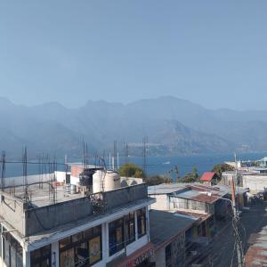 un edificio con vistas al agua y a las montañas en Apartamento en la zona viva con parqueo exclusivo en San Pedro La Laguna