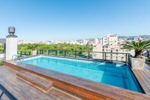 a swimming pool on the roof of a building at Loft em Frente da Redenção 610 in Porto Alegre