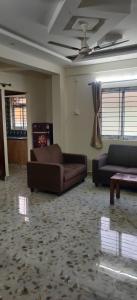 ein Wohnzimmer mit 2 Sofas und einem Tisch in der Unterkunft Eden 2 bhk Service Apartments in Bangalore