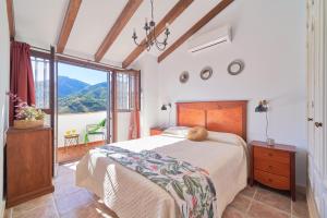 A bed or beds in a room at Finca Alcaparaín con Piscina en Caminito del Rey-Carratraca