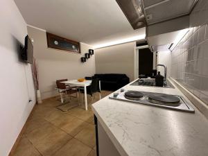 een keuken met een fornuis en een tafel. bij Particular apartment in San Benedetto del Tronto in San Benedetto del Tronto