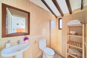 A bathroom at Finca Alcaparaín con Piscina en Caminito del Rey-Carratraca