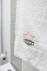 Hotel Loyalty Moquegua في موكيجوا: منشفة عليها تاج فوق الحمام
