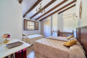 Postel nebo postele na pokoji v ubytování Finca Alcaparaín con Piscina en Caminito del Rey-Carratraca + 37 fotografií