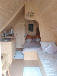 uma cama no meio de um quarto em La Halte du Canal em Luthenay-Uxeloup