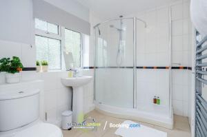 Koupelna v ubytování Ascot 4BR Perfect Summer Home by Sentinel Living Short Lets & Serviced Accommodation With Free Parking + 32 fotografií