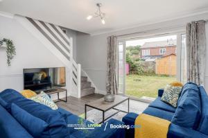TV a/nebo společenská místnost v ubytování Ascot 4BR Perfect Summer Home by Sentinel Living Short Lets & Serviced Accommodation With Free Parking