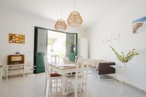 Biancaleuca Rooms & Suite في ليوكا: غرفة معيشة مع طاولة وأريكة
