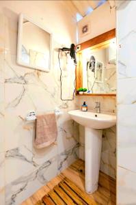 a bathroom with a sink and a mirror at Charmante Maison vue sur mer à Mohammédia plage Manesmane ! in Mohammedia