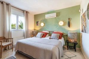 1 dormitorio con 1 cama con almohadas rojas en Villa Hermosa Javea, en Jávea
