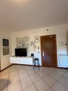 um quarto com uma secretária, uma porta e um banco em Residenza "Il Parco" em Roma