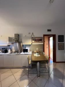 uma cozinha com mesa e cadeiras num quarto em Residenza "Il Parco" em Roma