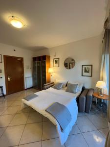um quarto grande com 2 camas e uma mesa em Residenza "Il Parco" em Roma