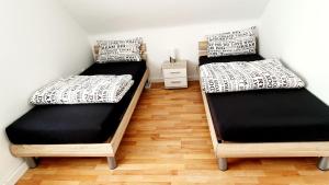 two bunk beds in a room with wooden floors at Gemütliche Monteurwohnung in Oberhausen in Oberhausen