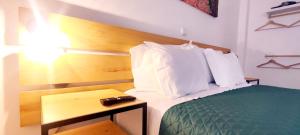 una camera d'albergo con letto e comodino di Casa do Albuquerque II a Sintra