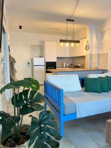 een slaapkamer met een blauw bed in een keuken bij Krasas Beach in Larnaka