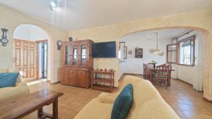 un soggiorno con un divano e un tavolo di Merbea - Magnífica Villa en Peñíscola a Peñíscola