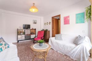 - un salon avec un canapé et une table dans l'établissement Costa Blanca Holiday Rental Amalia I, à El Campello