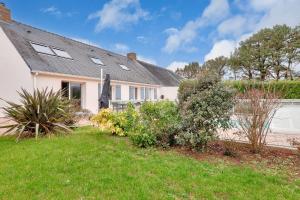 a house with a garden in front of it at Plages piscine et détente à Arzon in Arzon