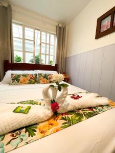 a bedroom with two beds with towels on them at Pousada Flores de Bombinhas in Bombinhas