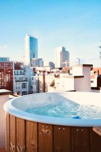 uma banheira de hidromassagem numa varanda com vista para a cidade em Luxury 200sqm appartment / hot tub / sauna em Bruxelas