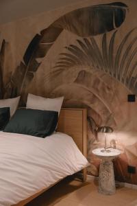 um quarto com uma cama com um quadro na parede em Luxury 200sqm appartment / hot tub / sauna em Bruxelas