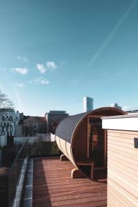 um edifício com um telhado castanho no topo de um edifício em Luxury 200sqm appartment / hot tub / sauna em Bruxelas