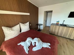 ein Schlafzimmer mit einem Bett mit zwei Handtüchern darauf in der Unterkunft Lake Star in Brissago