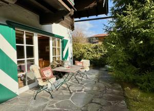 un patio con mesa y sillas junto a un edificio en Mountain Suites by Belle-Stay, en Kitzbühel