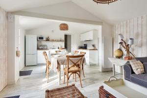 a kitchen and dining room with a table and chairs at Maison pour 6 au coeur de Bretignolles-sur-Mer in Brétignolles-sur-Mer
