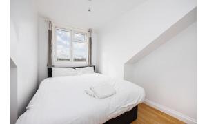 Rúm í herbergi á Shortlet Express, Large 4 bedroom house, 2 baths in East Ham