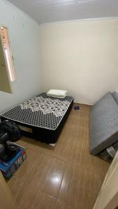 a small room with a bed and a chair at Casa para temporada in Prado