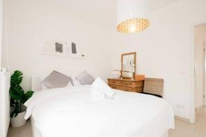 A bed or beds in a room at Modern 2BR Apt in Sandweiler with Terrace