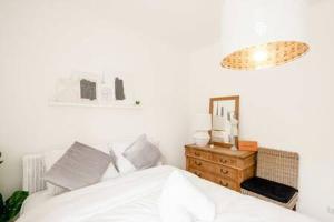 A bed or beds in a room at Modern 2BR Apt in Sandweiler with Terrace