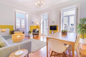 uma sala de estar com uma mesa e um sofá em Alegria by Central Hill Apartments em Lisboa