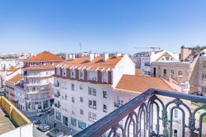 een balkon met uitzicht op de stad bij Alegria by Central Hill Apartments in Lissabon