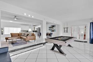 Herní místnost v ubytování Lakefront Villa with Heated Pool only 6 minutes to the Beach