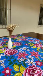 a vase with flowers in it sitting on a table at Casa para temporada in Prado